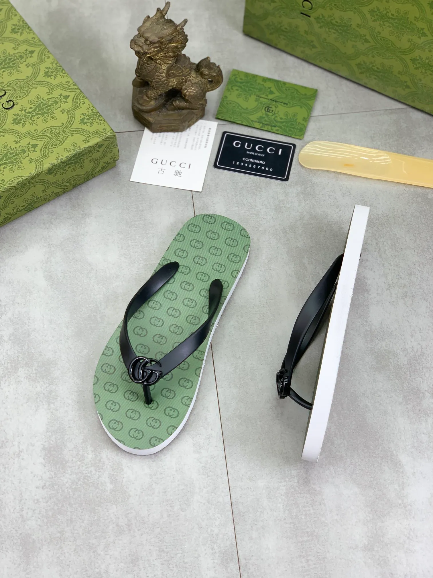 Men's men's shoes 💰P220💰【New style】🆘【GUCCI】Official website's popular Gucci adult couple 🧑‍🤝‍🧑 style, children's flip-flops are on sale at the counter simultaneously! Original fabric imported from Italy. Original bottom provided by the original factory. Size: Adult 36-45. Children’s size: 30-37. Multiple colors available.
